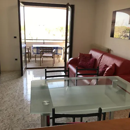 Apartment Dora *